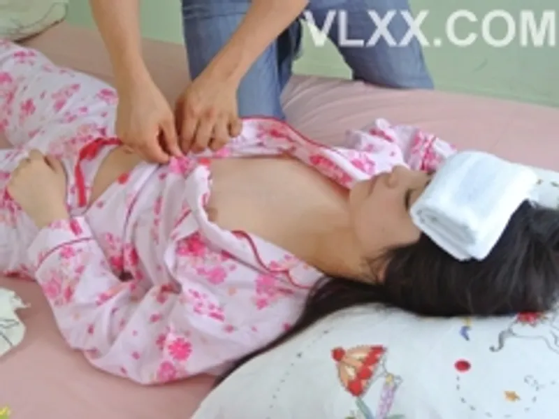 Anh ruột "chăm sóc" người yêu đang bệnh